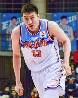 直播吧：李炎哲骨头韧带没大问题 软组织有损伤